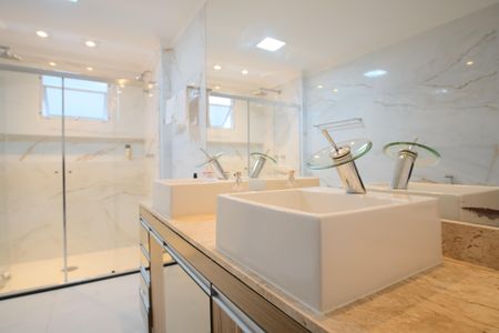 Apartamento à venda com 224m², 3 quartos e 4 vagasBanheiro 1 da Suíte 1