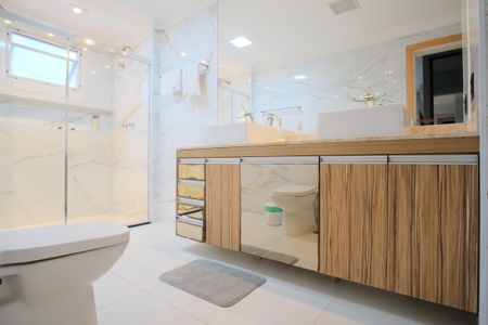 Apartamento à venda com 224m², 3 quartos e 4 vagasBanheiro 1 da Suíte 1