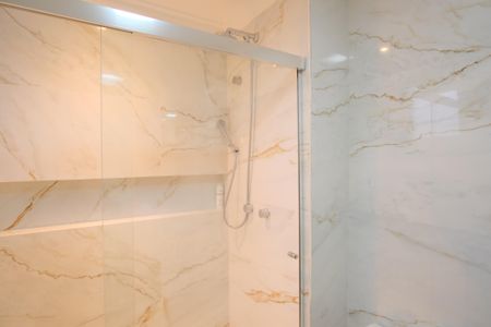 Apartamento à venda com 224m², 3 quartos e 4 vagasBanheiro 2 da Suíte 1