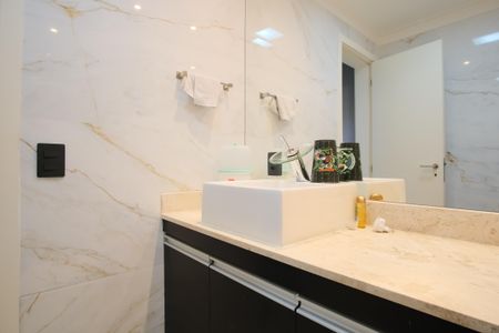 Apartamento à venda com 224m², 3 quartos e 4 vagasBanheiro 2 da Suíte 1
