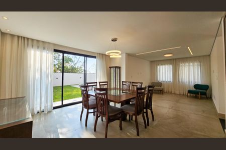 Casa de condomínio para alugar com 460m², 4 quartos e 4 vagasSala