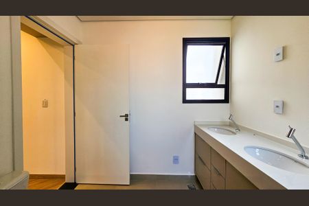 Casa de condomínio para alugar com 460m², 4 quartos e 4 vagasBanheiro da Suite 4