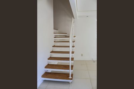 Casa de condomínio para alugar com 110m², 3 quartos e 2 vagasEscada