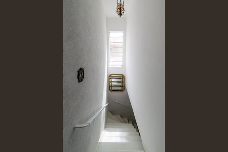 Casa à venda com 126m², 2 quartos e 1 vaga Casa à venda com 126m², 2 quartos e 1 vagaEscada