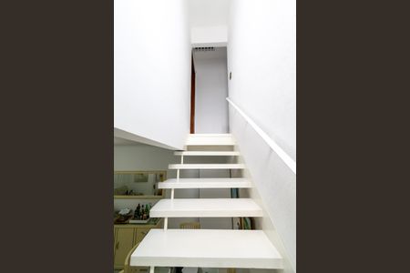 Casa à venda com 126m², 2 quartos e 1 vaga Casa à venda com 126m², 2 quartos e 1 vagaEscada