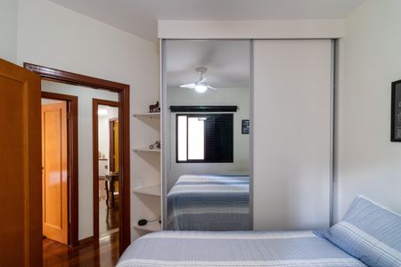 Apartamento à venda com 121m², 4 quartos e 3 vagasQuarto 2