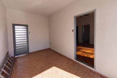 Casa à venda com 150m², 3 quartos e 2 vagas Casa à venda com 150m², 3 quartos e 2 vagasQuintal - Garagem