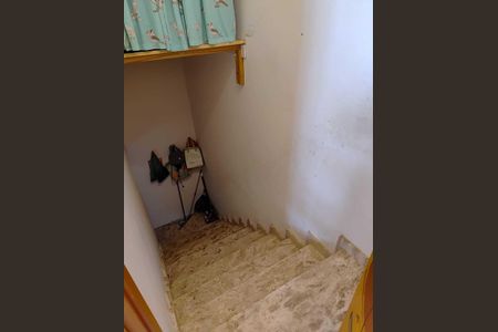 Apartamento para alugar com 206m², 3 quartos e 2 vagas Apartamento para alugar com 206m², 3 quartos e 2 vagasEscada