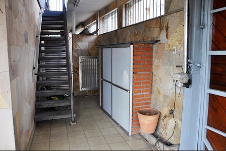 Casa para alugar com 150m², 3 quartos e 2 vagas Casa para alugar com 150m², 3 quartos e 2 vagasEscada para Varanda