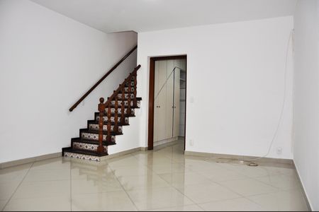 Casa para alugar com 150m², 3 quartos e 2 vagas Casa para alugar com 150m², 3 quartos e 2 vagasSala