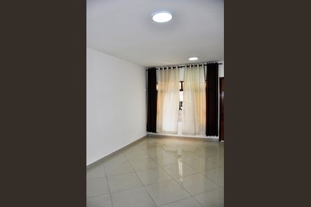 Casa para alugar com 150m², 3 quartos e 2 vagas Casa para alugar com 150m², 3 quartos e 2 vagasSala