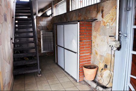 Casa para alugar com 150m², 3 quartos e 2 vagas Casa para alugar com 150m², 3 quartos e 2 vagasEscada para Varanda