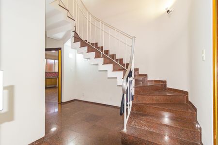 Casa à venda com 350m², 5 quartos e 7 vagasEscada