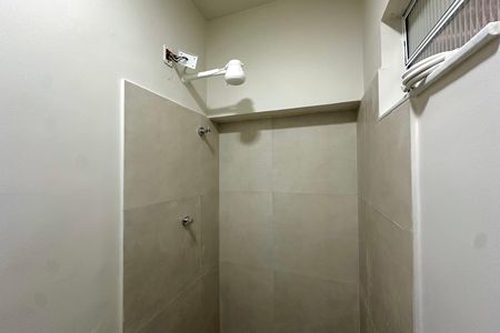 Banheiro de kitnet/studio para alugar com 1 quarto, 59m² em Lapa, Rio de Janeiro