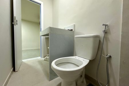 Banheiro de kitnet/studio para alugar com 1 quarto, 59m² em Lapa, Rio de Janeiro