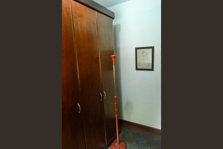 Casa à venda com 606m², 5 quartos e 8 vagasCloset da Suíte 2