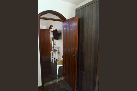 Casa à venda com 606m², 5 quartos e 8 vagasCloset da Suíte 2