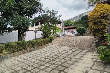 Casa à venda com 606m², 5 quartos e 8 vagasQuintal