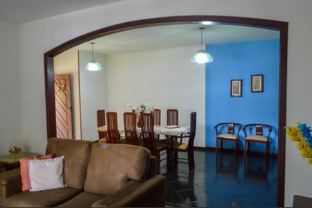 Casa à venda com 606m², 5 quartos e 8 vagasSala 1