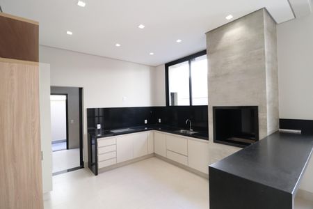 Casa de condomínio para alugar com 238m², 3 quartos e 2 vagasCozinha