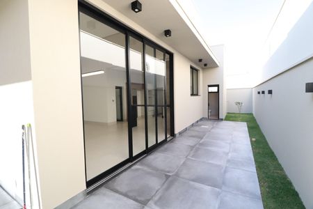 Casa de condomínio para alugar com 238m², 3 quartos e 2 vagasQuintal