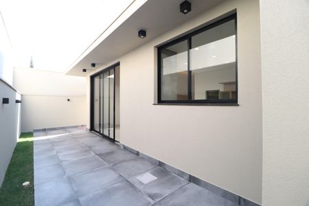 Casa de condomínio para alugar com 238m², 3 quartos e 2 vagasQuintal