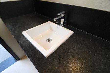 Casa de condomínio para alugar com 238m², 3 quartos e 2 vagasBanheiro de Serviço