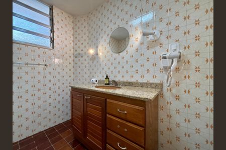 Apartamento para alugar com 148m², 4 quartos e sem vaga Apartamento para alugar com 148m², 4 quartos e sem vagaBanheiro social