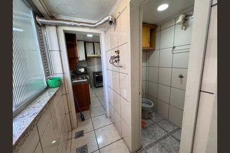 Apartamento à venda com 98m², 2 quartos e sem vaga Apartamento à venda com 98m², 2 quartos e sem vagaBanheiro de Serviço