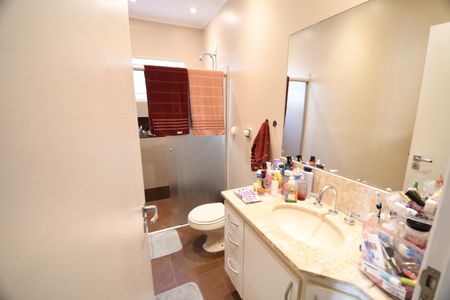 Casa de condomínio à venda com 192m², 3 quartos e 4 vagasBanheiro do Quarto 1