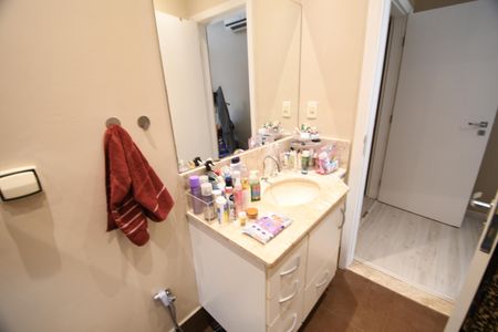 Casa de condomínio à venda com 192m², 3 quartos e 4 vagasBanheiro do Quarto 1