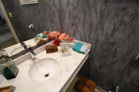 Casa de condomínio à venda com 192m², 3 quartos e 4 vagasLavabo