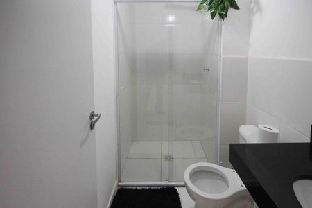 Banheiro de kitnet/studio para alugar com 1 quarto, 28m² em Vila Ema, São Paulo