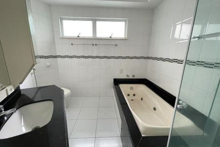 Apartamento para alugar com 258m², 3 quartos e 3 vagas Apartamento para alugar com 258m², 3 quartos e 3 vagasBanheiro 2