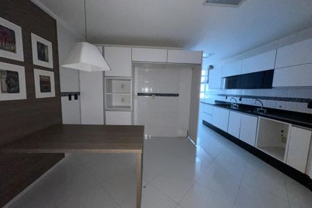 Apartamento para alugar com 258m², 3 quartos e 3 vagas Apartamento para alugar com 258m², 3 quartos e 3 vagasCozinha