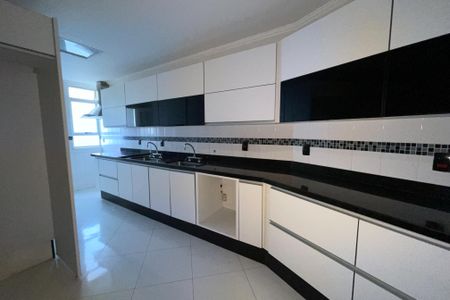 Apartamento para alugar com 258m², 3 quartos e 3 vagas Apartamento para alugar com 258m², 3 quartos e 3 vagasCozinha