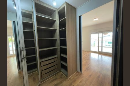 Casa de condomínio para alugar com 373m², 5 quartos e 4 vagasCloset