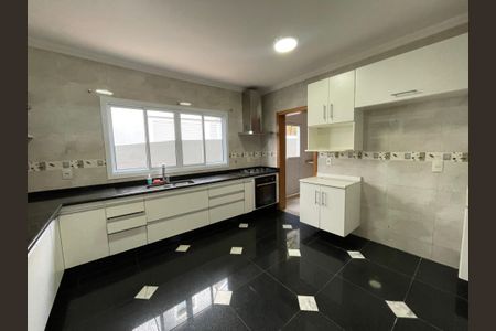 Casa de condomínio para alugar com 373m², 5 quartos e 4 vagasCozinha