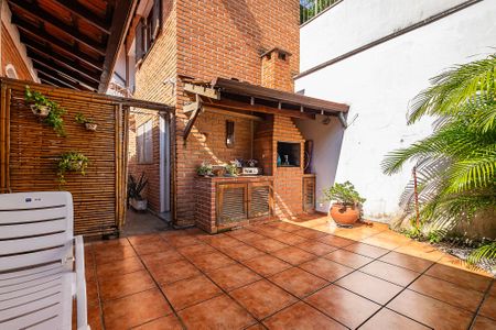 Casa à venda com 250m², 3 quartos e 3 vagasQuintal