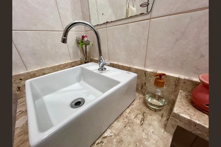 Apartamento à venda com 75m², 2 quartos e 1 vaga Apartamento à venda com 75m², 2 quartos e 1 vagaBanheiro Social