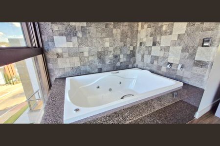 Casa de condomínio para alugar com 363m², 5 quartos e 5 vagasBanheira suíte 3