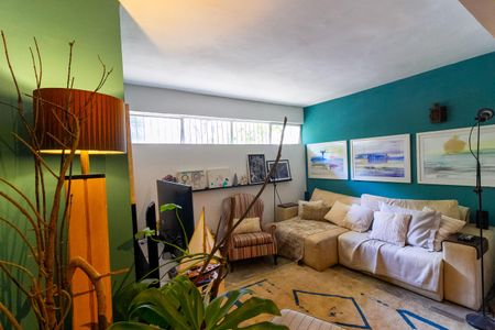 Casa à venda com 360m², 5 quartos e 3 vagas Casa à venda com 360m², 5 quartos e 3 vagasSala de Tv