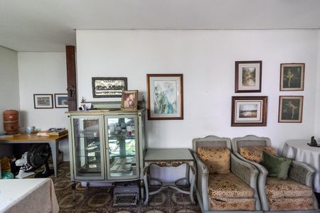 Casa à venda com 360m², 5 quartos e 3 vagas Casa à venda com 360m², 5 quartos e 3 vagasEdícula - Sala integrada com a cozinha