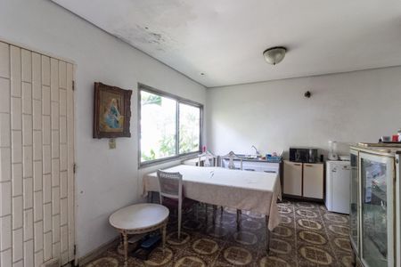 Casa à venda com 360m², 5 quartos e 3 vagas Casa à venda com 360m², 5 quartos e 3 vagasEdícula - Sala integrada com a cozinha