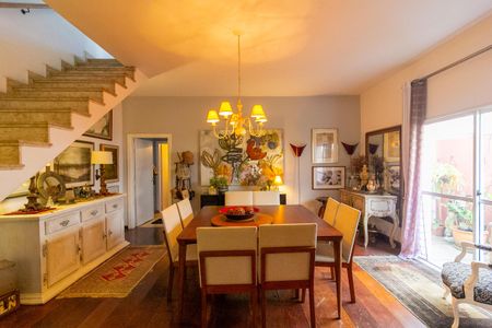 Casa à venda com 360m², 5 quartos e 3 vagas Casa à venda com 360m², 5 quartos e 3 vagasSala de Jantar