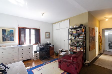 Casa à venda com 360m², 5 quartos e 3 vagas Casa à venda com 360m², 5 quartos e 3 vagasEscritório