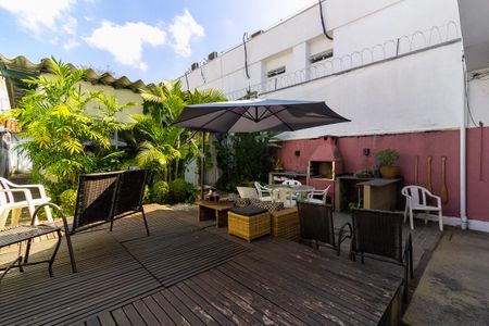 Casa à venda com 360m², 5 quartos e 3 vagas Casa à venda com 360m², 5 quartos e 3 vagasQuintal