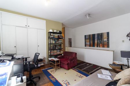 Casa à venda com 360m², 5 quartos e 3 vagas Casa à venda com 360m², 5 quartos e 3 vagasEscritório