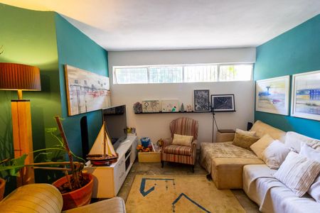 Casa à venda com 360m², 5 quartos e 3 vagas Casa à venda com 360m², 5 quartos e 3 vagasSala de Tv