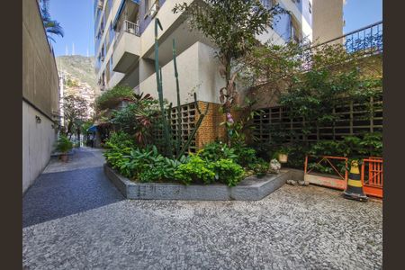 Apartamento à venda com 69m², 2 quartos e 1 vaga Apartamento à venda com 69m², 2 quartos e 1 vagaFachada e portaria